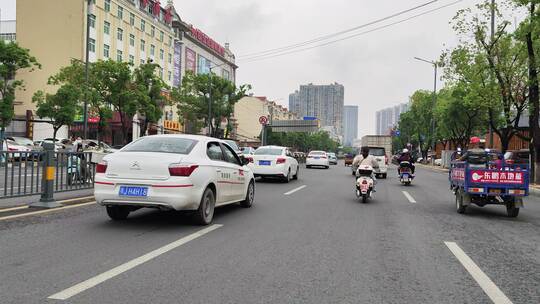 城市道路建筑春天花草树木商铺店面马路汽车