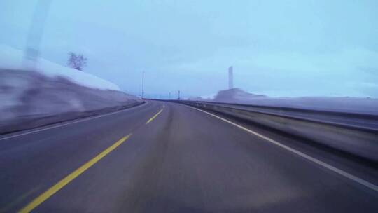 一辆汽车在冰雪覆盖的高速上行驶