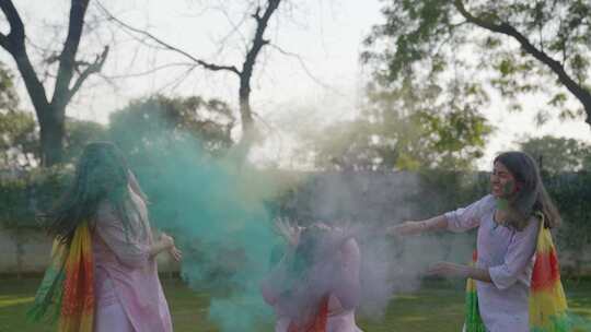 印度女人在胡里节向印度男人扔颜色