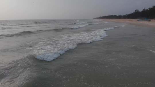 海浪冲上岸的无人机视图