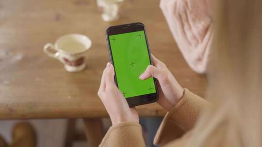 4K绿幕抠像抠图玩手机模特绿屏跟踪视频素材模板下载
