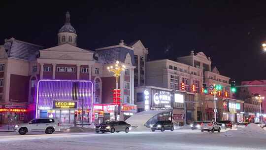 东北小城雪夜灯光街景行人