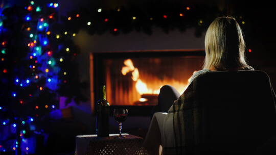 女人在欣赏壁炉里的火视频素材模板下载
