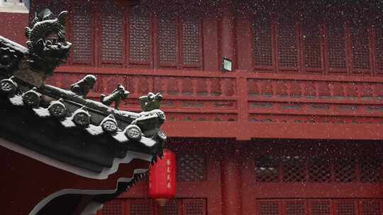 武当山紫霄宫古建筑房檐脊兽雪景红色背景