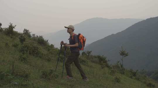 男人徒步登山户外运动