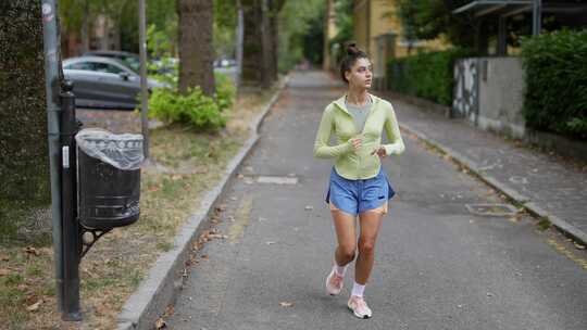 一个年轻的女人自信地走在充满生活和风格的