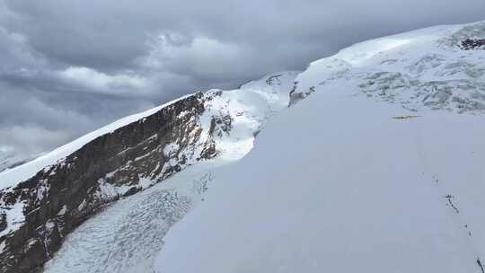 航拍攀登慕士塔格峰雪山冰川的登山队