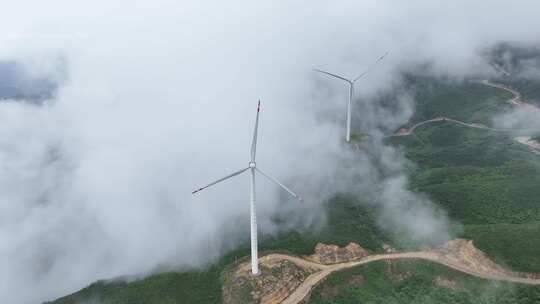 山顶风能发电风车和环绕的云海航拍