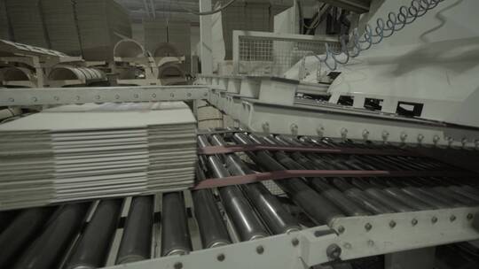 造纸厂工作的输送机视频素材模板下载