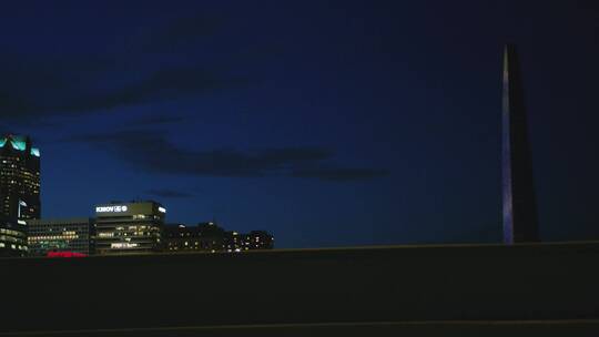 夜晚驾车行驶时看到的摩天大楼景观