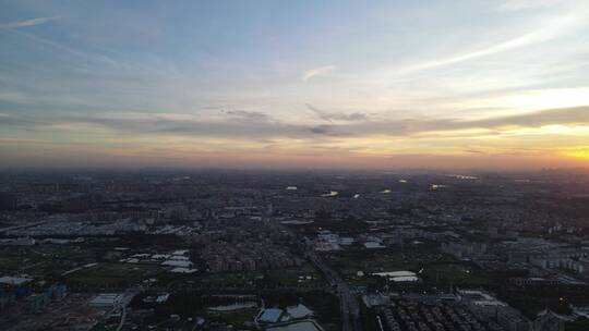 晚霞夕阳下的城镇航拍视频素材模板下载