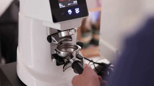 咖啡厅咖啡机做咖啡视频素材模板下载