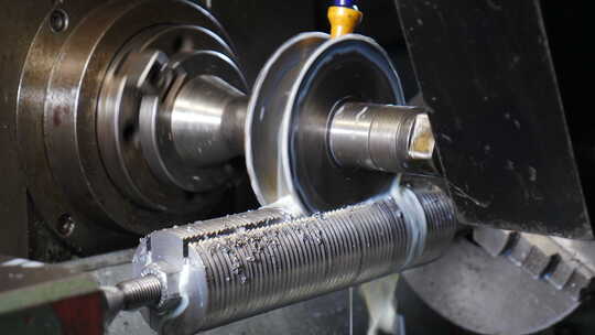 生产井架设备数控车床在工厂制造金属细节