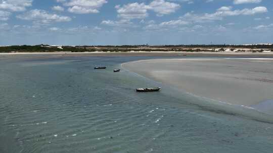 空中无人机在杰里科阿科阿拉平静的蓝色海滩上空飞行仍然波浪，船只，巴西旅游目的地视频素材模板下载