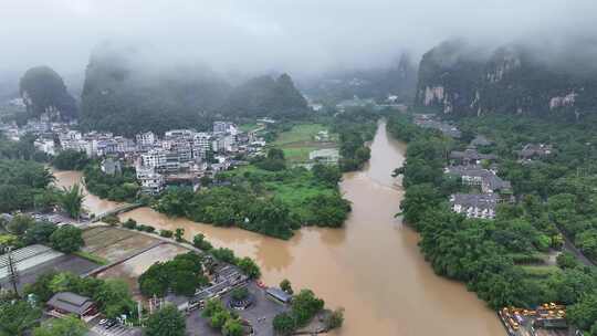 暴雨后河水浑浊