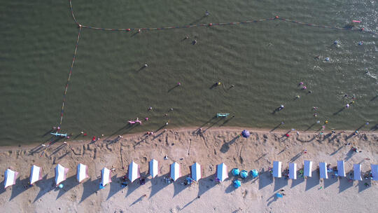 航拍武汉东湖沙滩浴场湖景游泳池4k素材