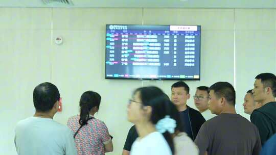 手术室焦虑等候的家属