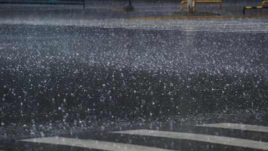 暴雨雨滴掉落地面溅起水花水泡