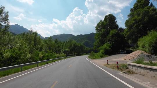 开车视角行驶在公路上  沿途风景