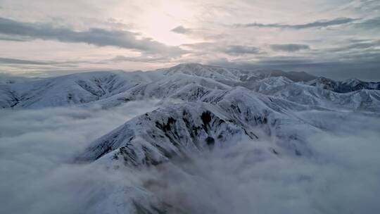 青海青藏高原橡皮山雪山云海航拍盛景