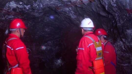 井下矿工工作场景