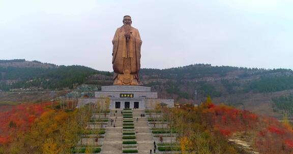 航拍山峰上的雕像