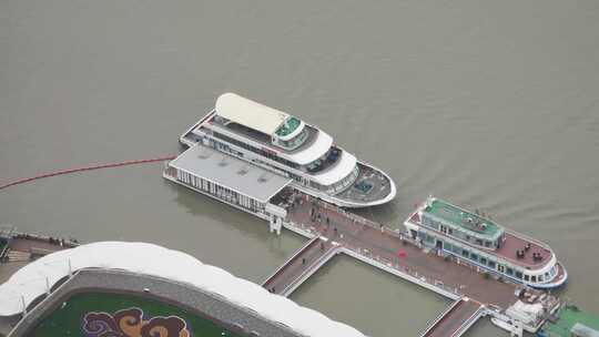 一艘游艇在上海黄浦江上航行视频素材模板下载