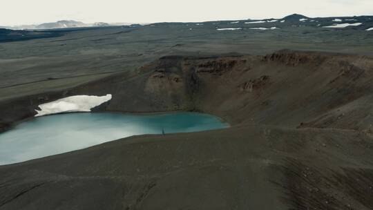 航拍走在火山湖边的人视频素材模板下载