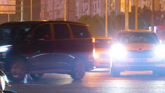 城市下班高峰期夜晚夜景交通汽车车辆车流人