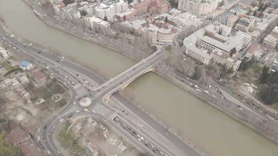 航拍城市中的大河视频素材模板下载