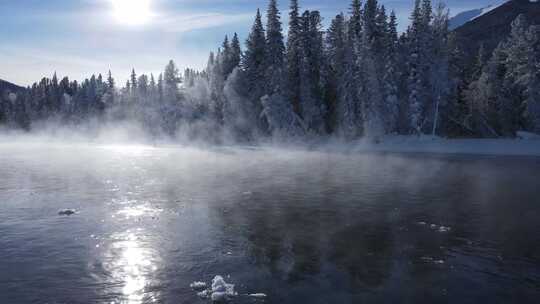 新疆喀纳斯雪景-河雾流水左行