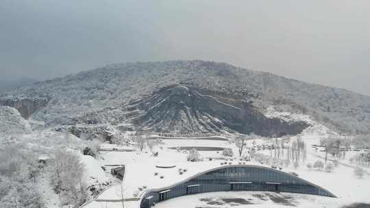 湖北襄阳伏羲山体石雕4K雪景航拍，雪景