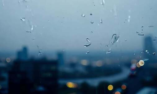 雨夜窗外雨滴滑落的景象