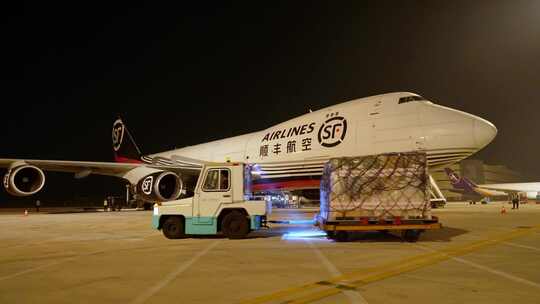 顺丰航空波音747飞机滑行卸货视频素材模板下载