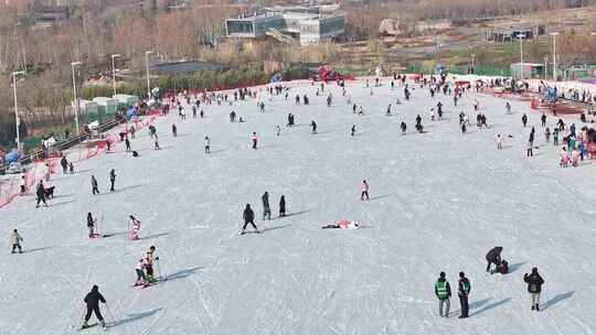 户外滑雪场中许多人在滑雪的热闹景象