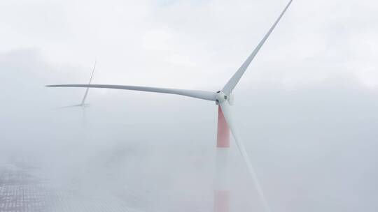 迷雾中的风力发电机