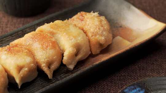 特色中餐生煎饺烹饪过程