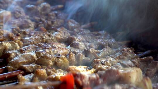 烤羊肉串特写烟火气息烤肉