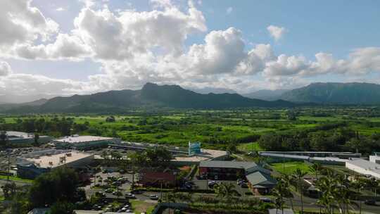 夏威夷考艾岛海岸的大型商店、低矮建筑和建筑。鸟瞰图