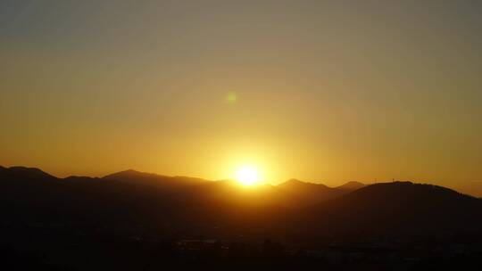 山日落延时傍晚阳光黄昏夕阳山峰纯净天空