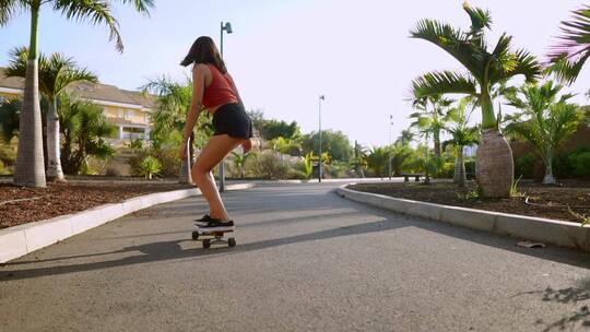 女孩在公园玩滑板视频素材模板下载