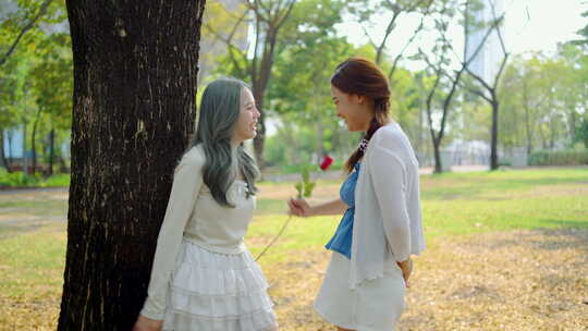 两位年轻的亚洲恋人用玫瑰带来由衷的惊喜。