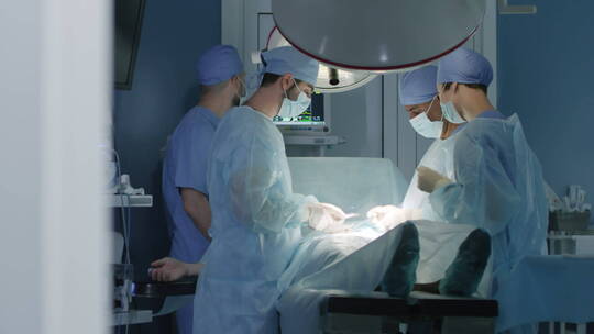 外科医生在为病人进行医疗手术视频素材模板下载