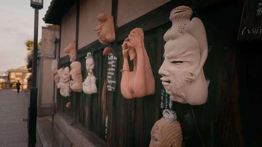 街道边墙上悬挂的特色面具