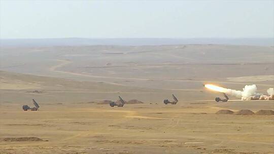 防空导弹在沙漠中发射
