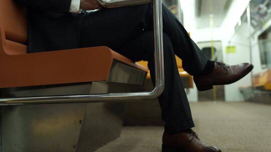 地铁 穿皮鞋的上班族 翘脚 绅士视频素材模板下载
