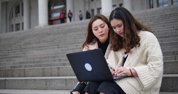 美女大学生在校园使用笔记本电脑