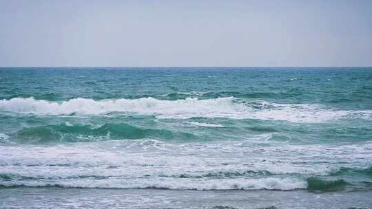 海南海边海浪与沙滩升格