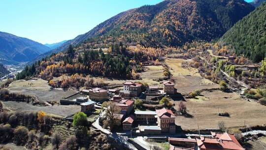 川西藏族村庄和秋天的山谷航拍
