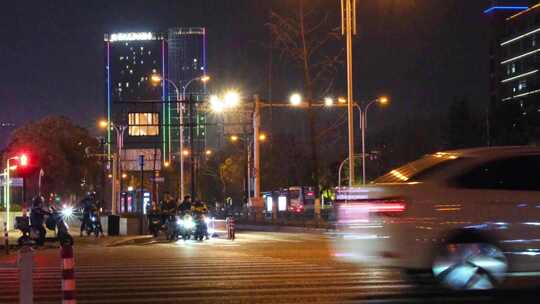 夜晚城市行人过马路汽车车辆车流人流夜晚夜视频素材模板下载